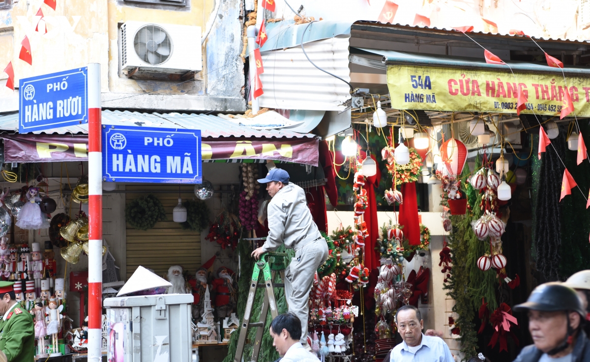 Công an Hà Nội ra quân gỡ mái che, dẹp vỉa hè, thí điểm mô hình phường kiểu mẫu